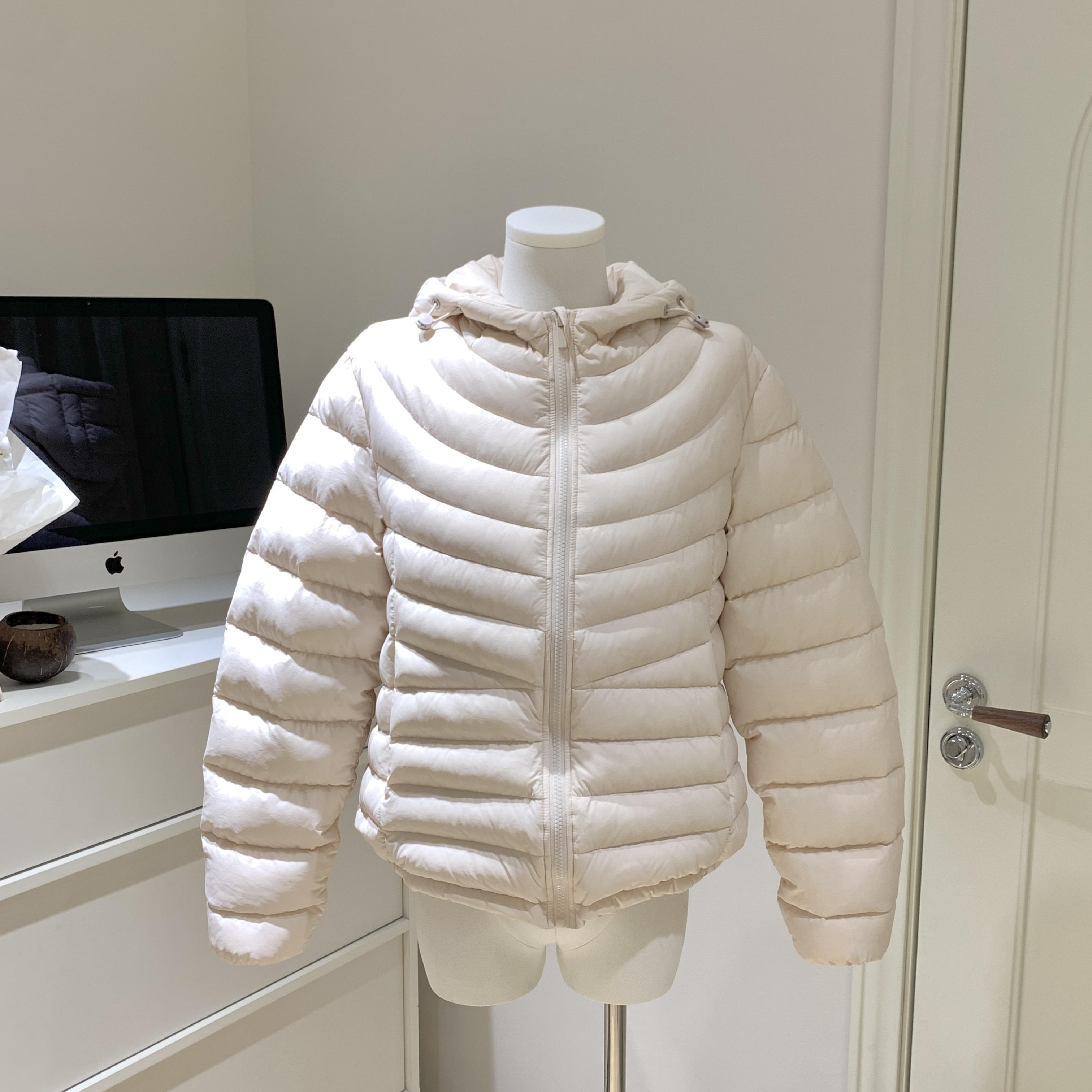 罗女士__我的C位！‘甜甜的排骨’   轻盈型90白鸭绒连帽羽绒服冬