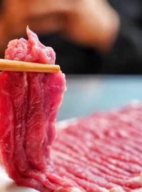 北京南门涮肉火锅店内现切清真牛羊肉涮肉老字号涮羊肉新鲜牛羊肉