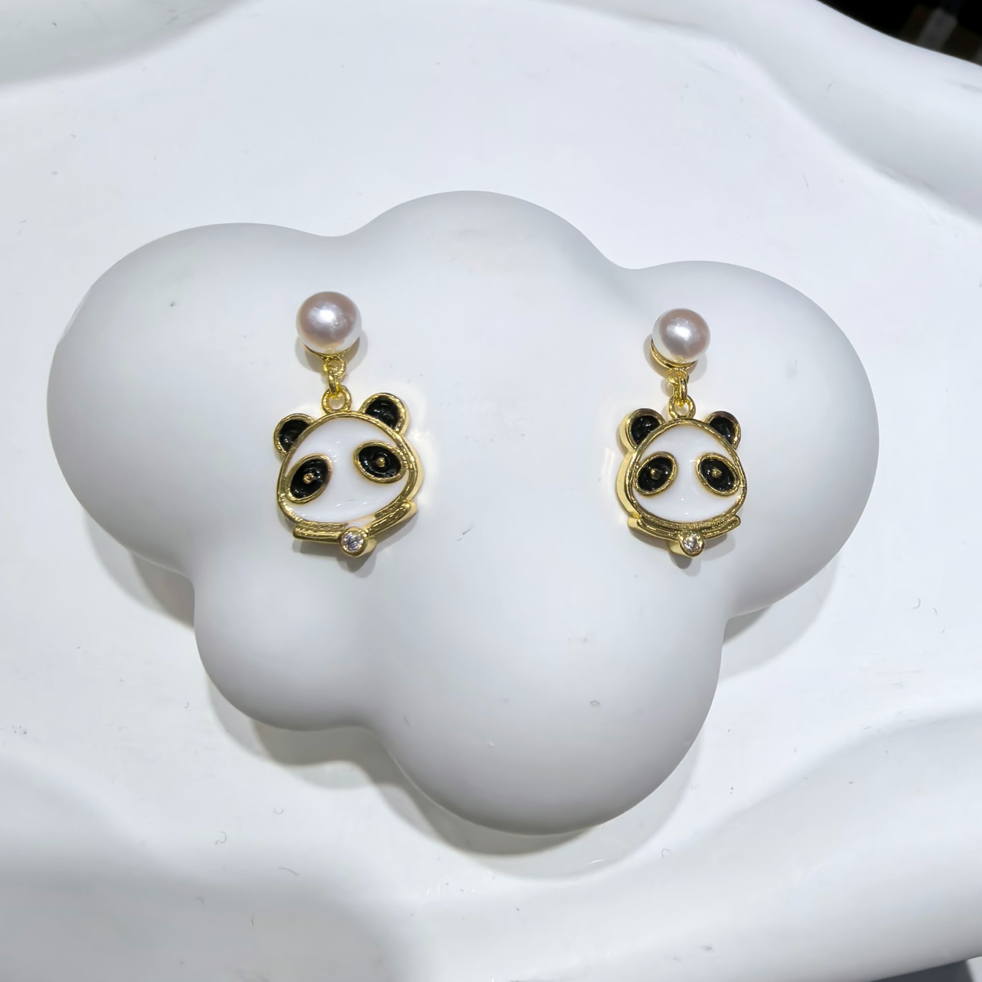 珐琅彩绘熊猫珍珠耳钉5-6mm s925 2228H00DY