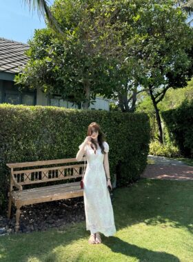 张羞羞粉黛方领刺绣蕾丝连衣裙