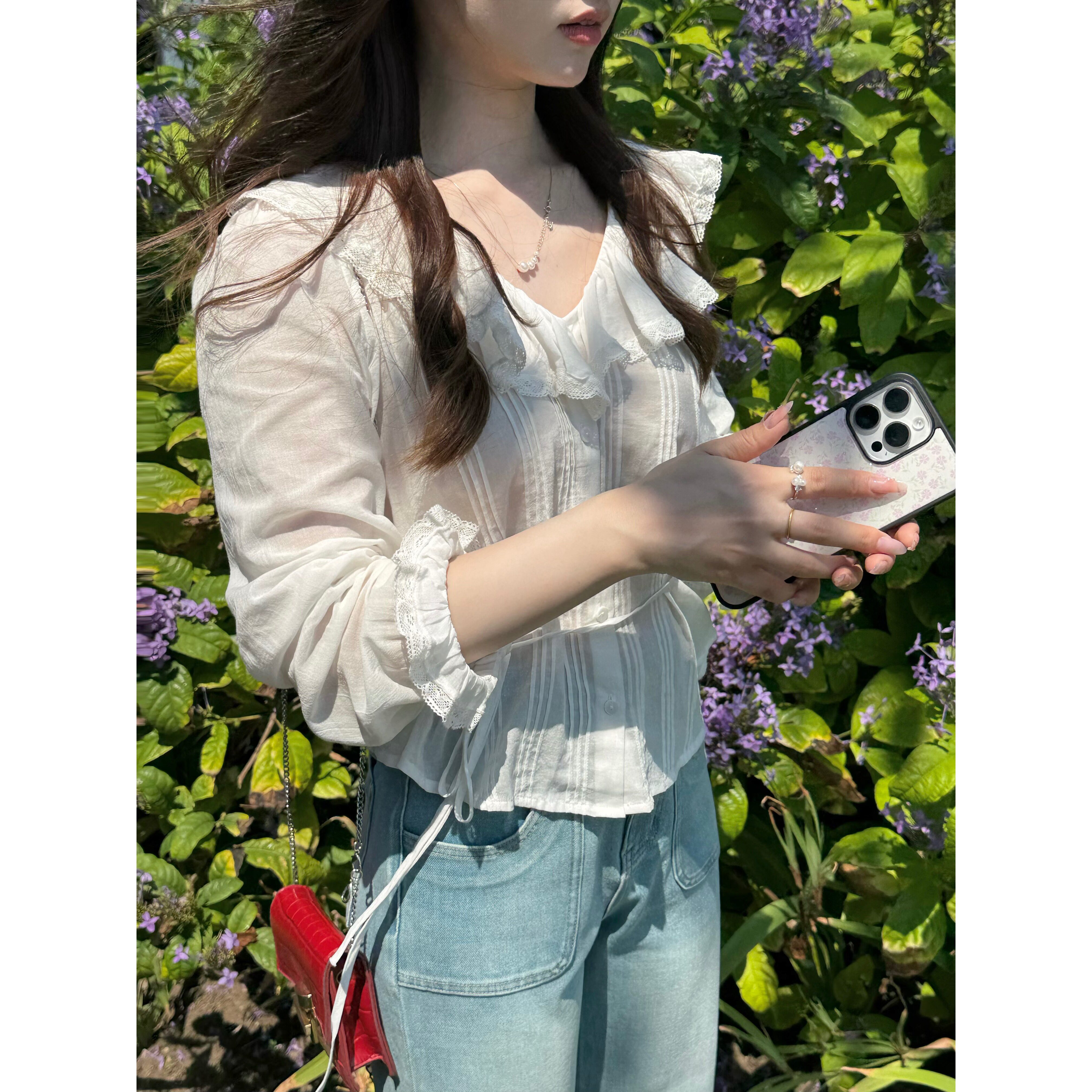 张羞羞 花与蕾丝/纯棉刺绣蕾丝绑荷叶边V领2026春季通勤温柔衬衫