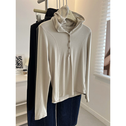 连帽纽扣长袖T恤女修身软糯上衣