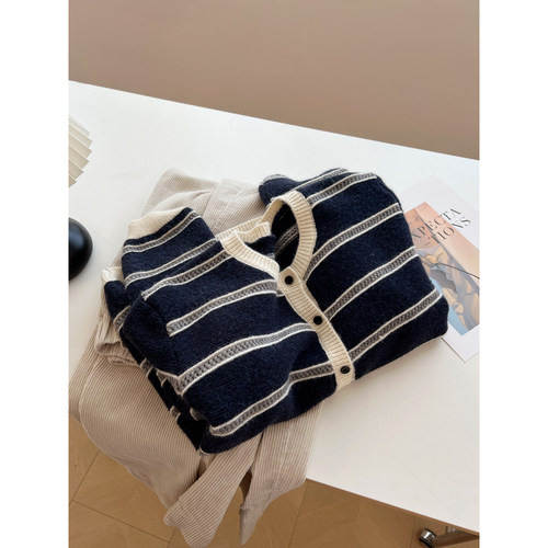复古深蓝撞色条纹纽扣开衫毛衣女