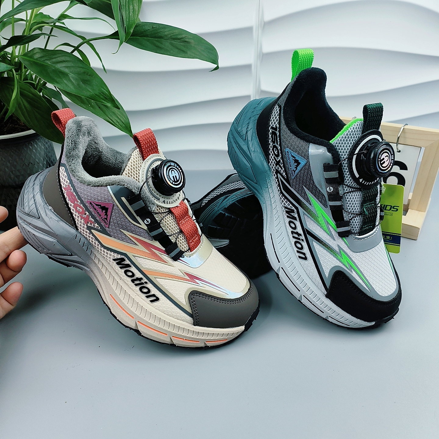 比迪童鞋25冬季新中大童加薄绒运动鞋鞋轻便保暖男童二棉鞋旋纽扣