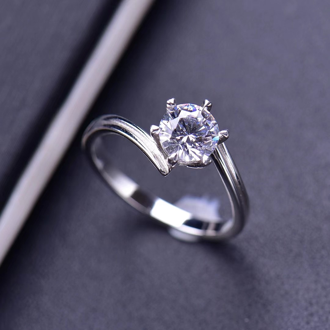 扭臂光臂六爪 正品莫桑石钻戒AU750定制18K铂金求婚结婚情侣戒指