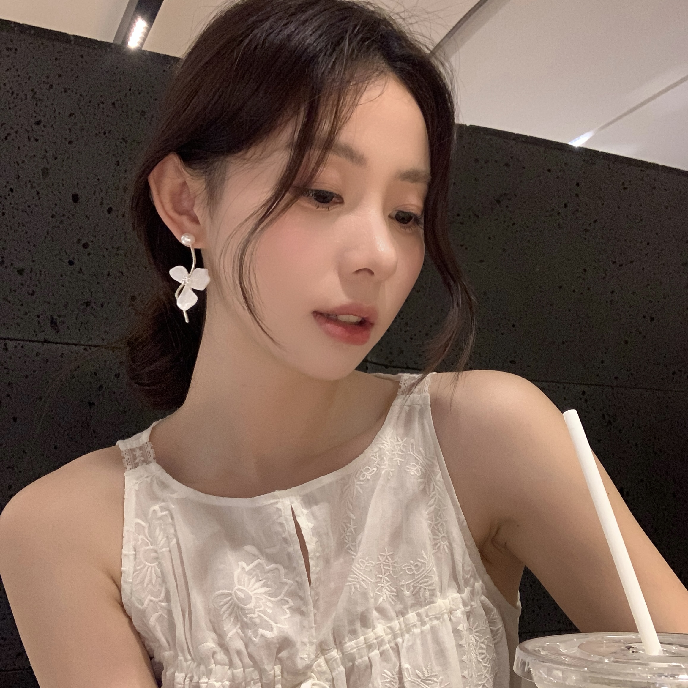 蜜桃加糖/白茶清欢 超仙白色花朵耳钉不对称设计感显脸小耳环耳饰