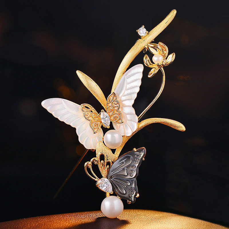 天然贝母蝴蝶戏花胸针宫廷复古拉丝淡水珍珠胸花轻奢高级感礼物