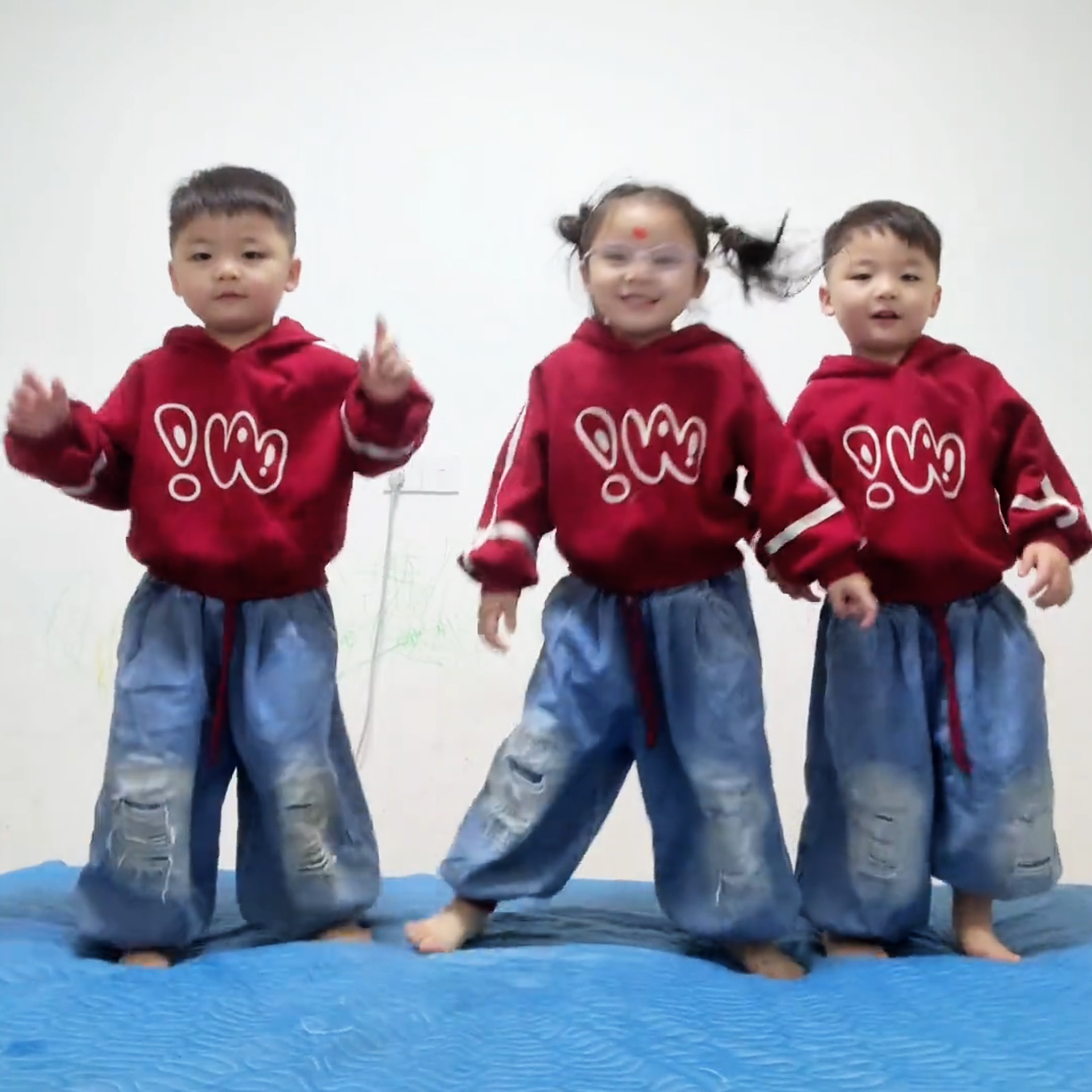 秋冬季新款连帽卫衣儿童洋气宝宝破洞牛仔裤两件套男女童套装2025,童装/婴儿装/亲子装,套装,淘宝优惠券,粉丝福利购,淘宝优惠卷