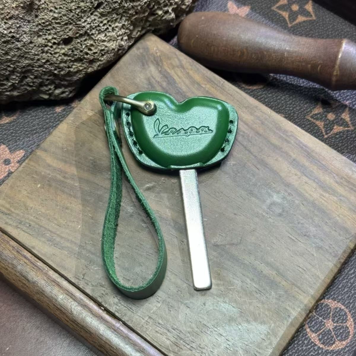 适用厚款维斯帕vespa钥匙套牛皮vespa前置包150春天GTS300摩托车