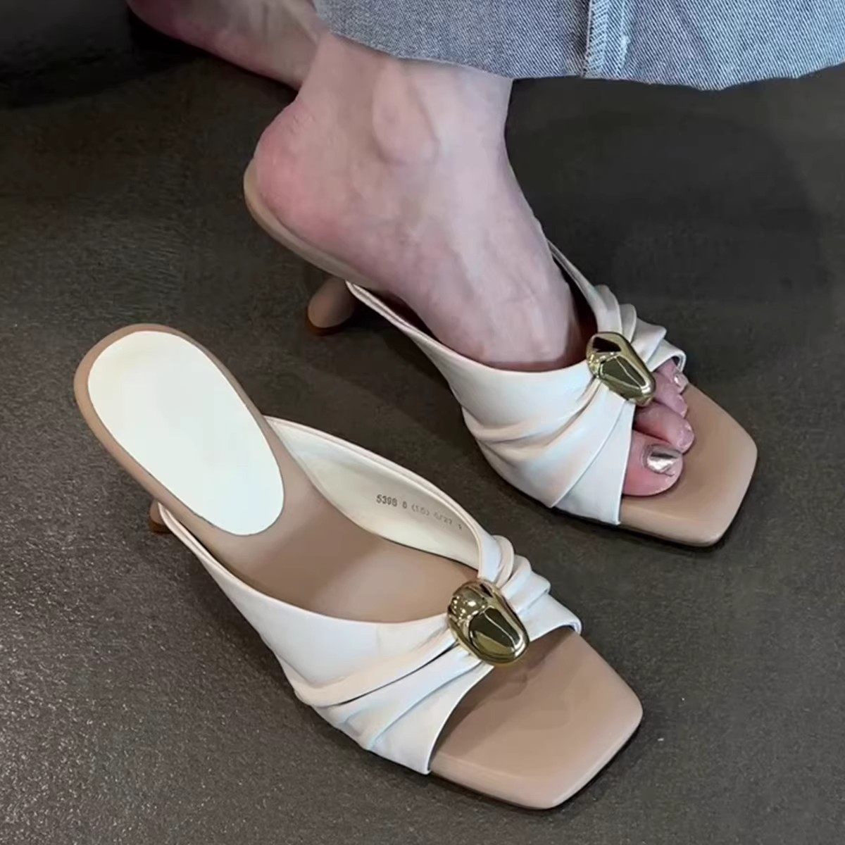 2026新款法式复古高级感仙女风气质高跟鞋女褶皱金属扣一字凉拖鞋,女鞋,一字拖,淘宝优惠券,粉丝福利购,淘宝优惠卷