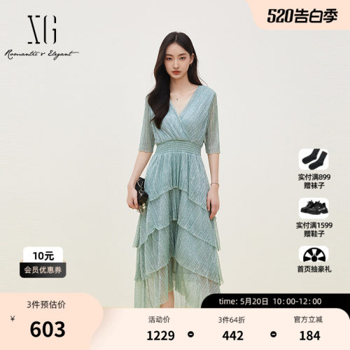 XG雪歌湖水绿亮丝V领短袖连衣裙2026夏季新款松 紧收腰蛋糕伞裙女