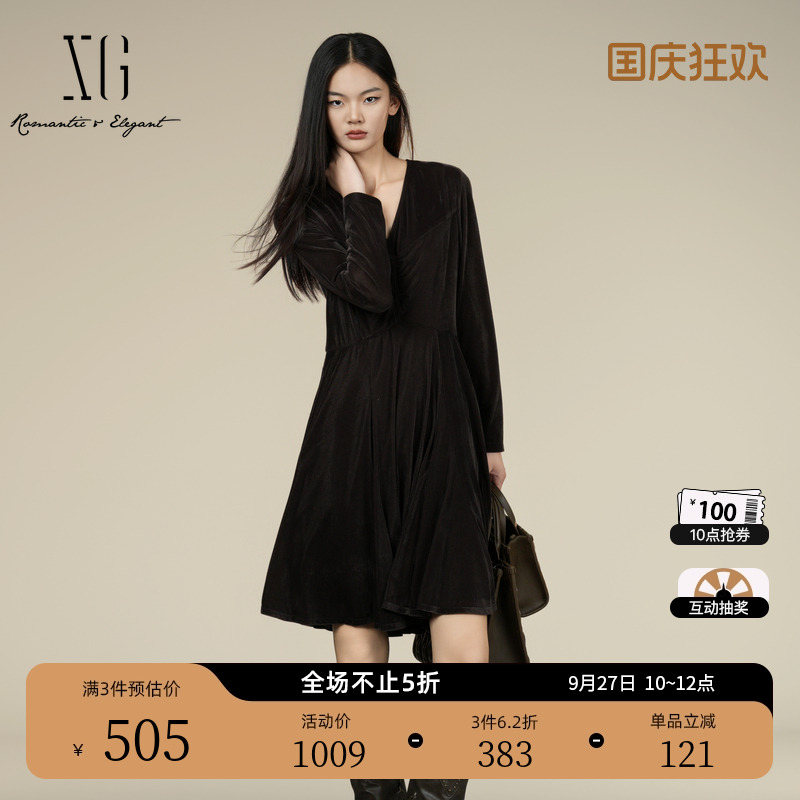 XG雪歌深棕色褶皱设计连衣裙2025冬季新款中长款长袖V领A字裙女装