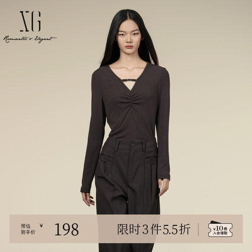 XG雪歌褶皱设计咖啡色长袖T恤2025秋季新款镂空设计修身V领上衣女