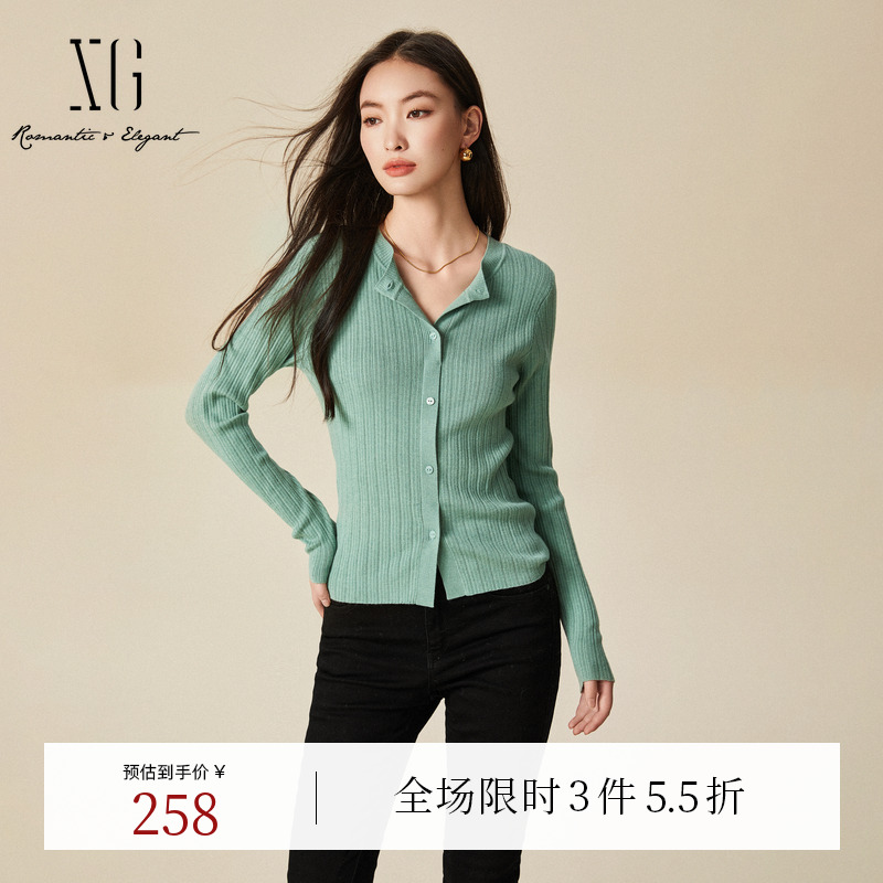 XG雪歌螺纹设计长袖毛针织衫时尚冬季新款灰绿色绵羊毛套头毛衫女