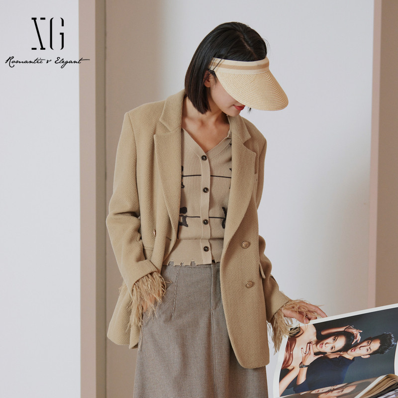 XG雪歌纯绵羊毛设计毛呢外套2025冬季新款卡其色毛条装饰大衣女装
