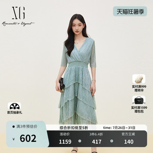XG雪歌湖水绿亮丝V领短袖连衣裙2026夏季新款松 紧收腰蛋糕伞裙女