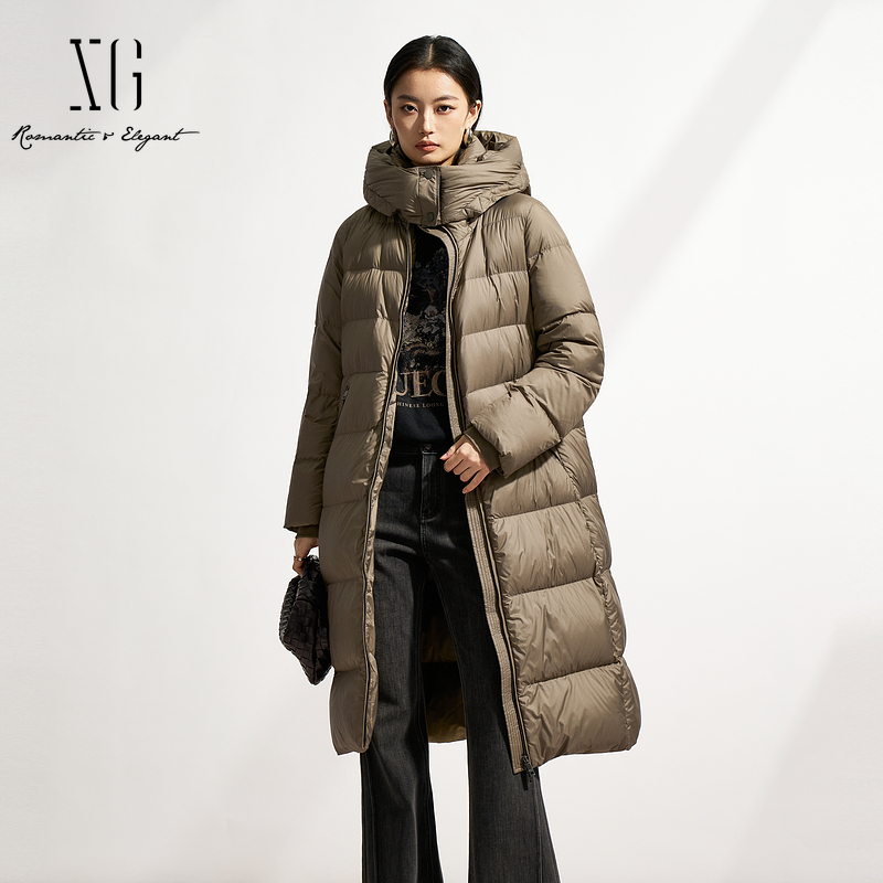 XG雪歌长款设计天鹅绒羽绒服2025冬季新款军绿色连帽设计外套女装