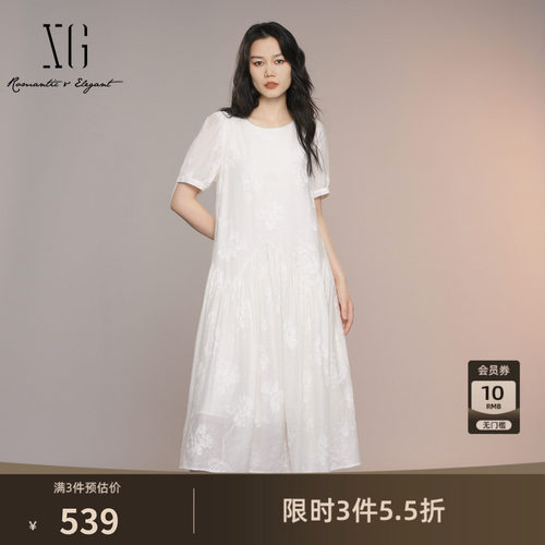 XG雪歌白色圆领连衣裙2025夏季新款时尚简约短袖刺绣中长裙女