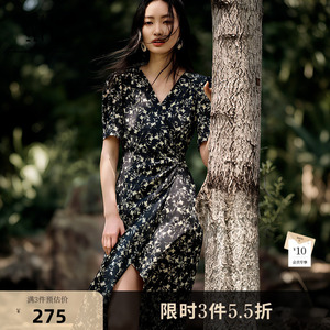 XG雪歌黑色花版V领短袖连衣裙2026夏季新款 收腰直筒开叉中长裙女