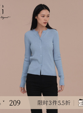 XG雪歌浅蓝色低圆领毛针织衫时尚冬季新款长袖绵羊毛套头毛衫女装