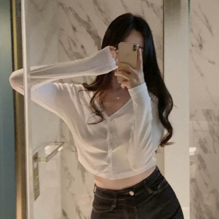 气质修身薄款微透显身材上衣女秋冬新款长袖防晒开衫洋气短款T恤