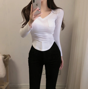 纯欲性感v领显胸大打底衫女春秋口袋设计紧身上衣弧形下摆长袖T恤