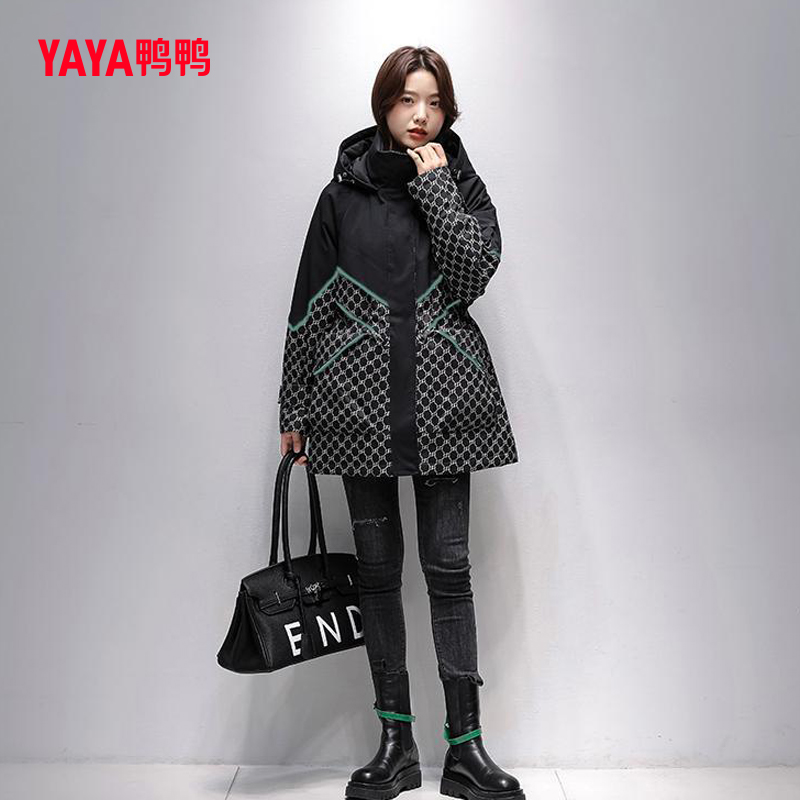 鸭鸭中长款收腰印花派克羽绒服