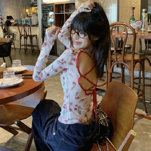 甜辣妹碎花后背镂空绑带长袖T恤