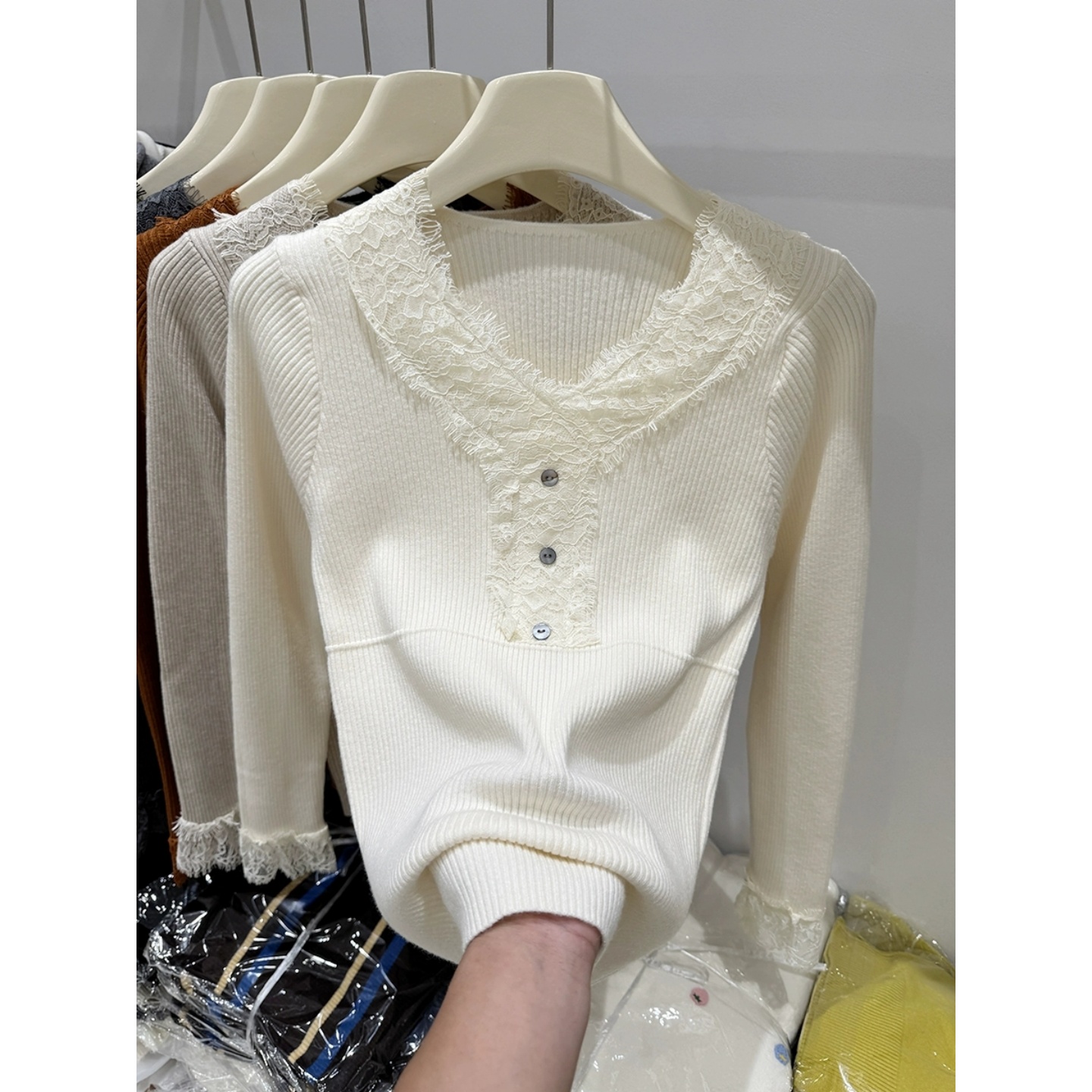 【赠运费险】蕾丝拼接v领针织衫