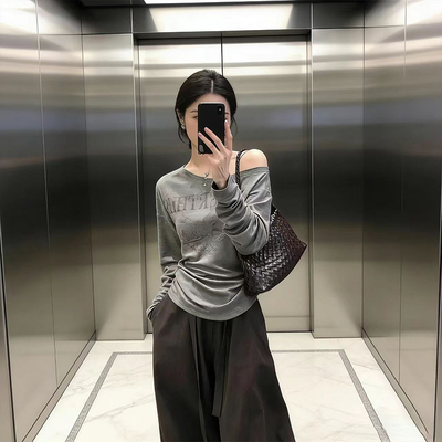 美式辣妹风字母印花露肩内搭长袖T恤女装打底衫褶皱修身显瘦上衣