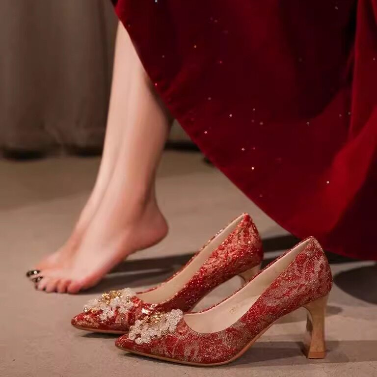 红色水钻蝴蝶结婚鞋女2025年款浅口尖头粗跟高跟鞋新娘鞋绝美单鞋