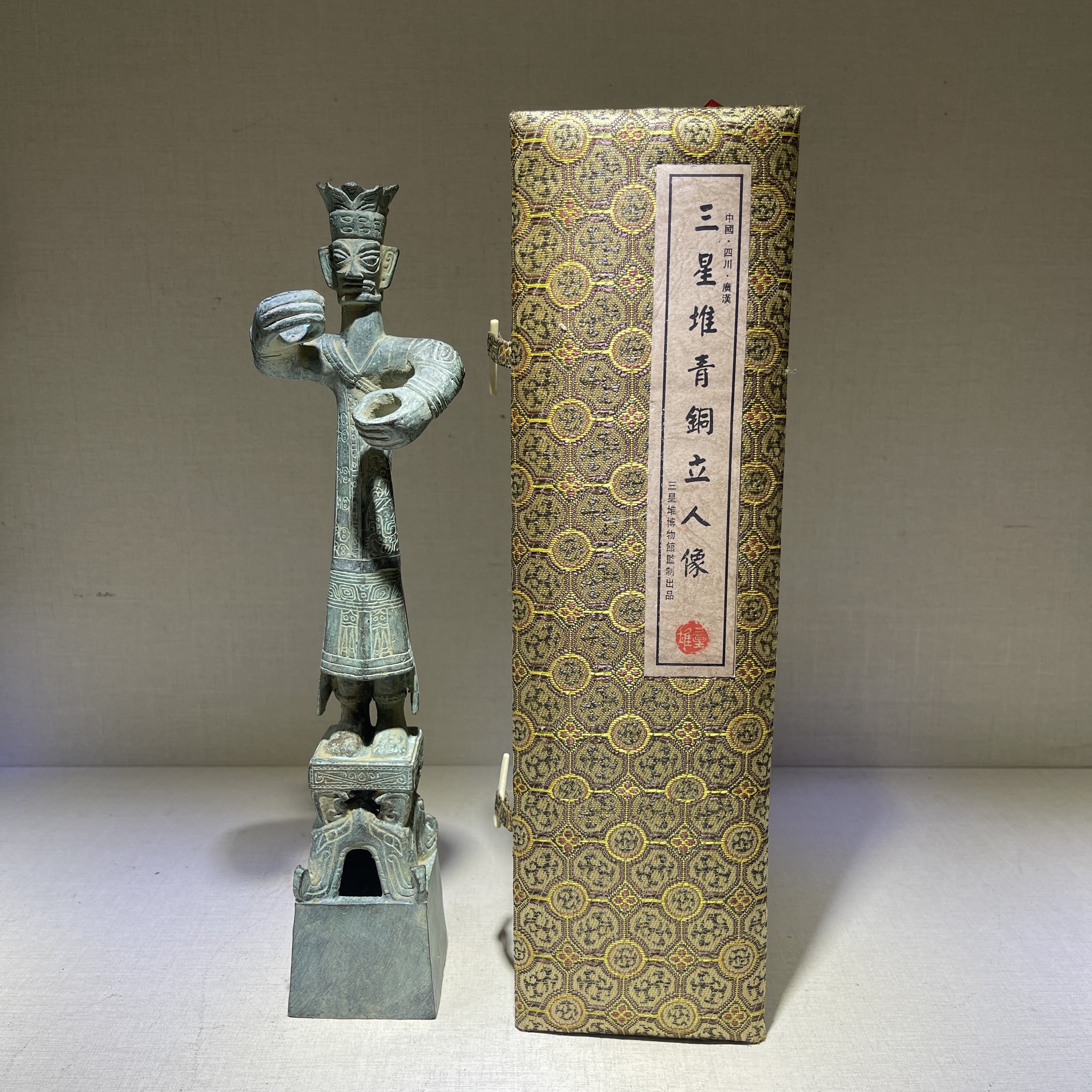 仿古青铜器三星堆立人像纯铜材质带原装锦盒高度约27厘米家居装饰