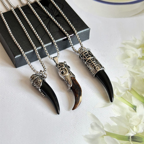 网红张雨绮同款狼牙吊坠男士潮摸金校尉摸金符霸气复古钛钢项链