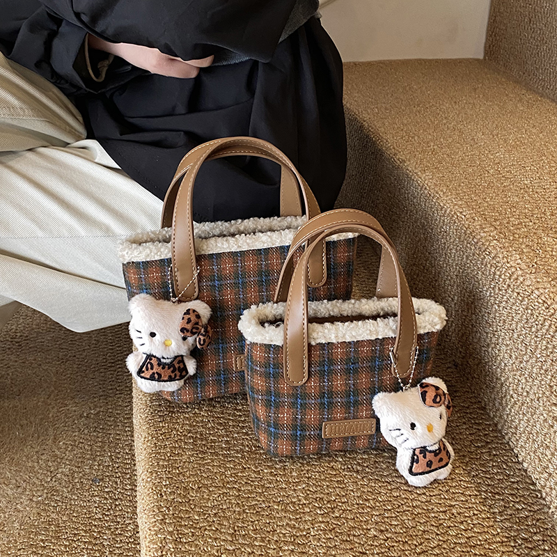 韩版设计感小众手提包超火上班小拎包2025新款秋冬毛绒格子水桶包