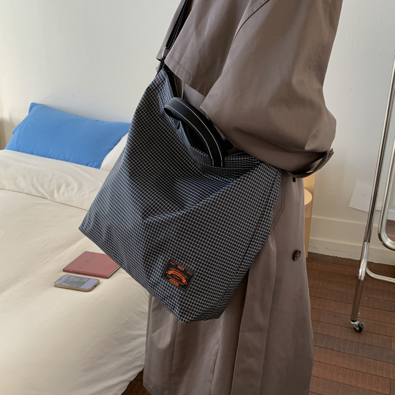 大容量帆布包女2025新款韩系慵懒风格子休闲手提包斜挎通勤水桶包