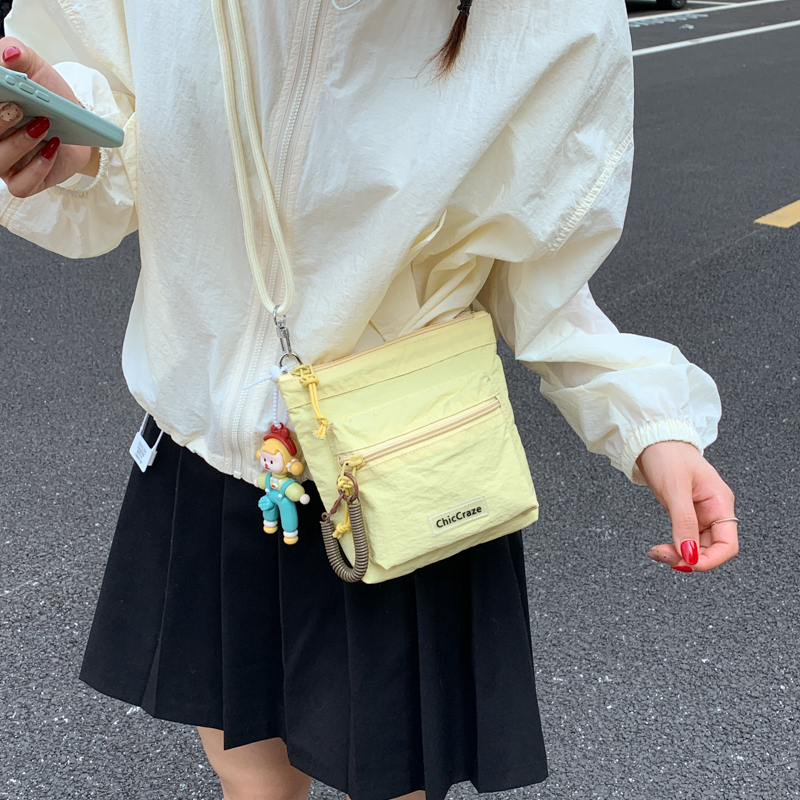 夏日帆布包斜挎包女2025新超火款尼龙学生党休闲手机包迷你小包潮