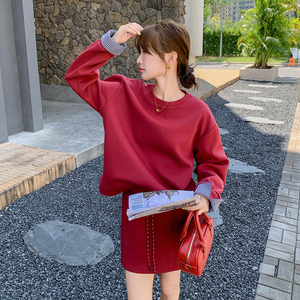 红色小个子穿搭甜美减龄显瘦卫衣休闲短裙两件套女2025年秋季新款图片