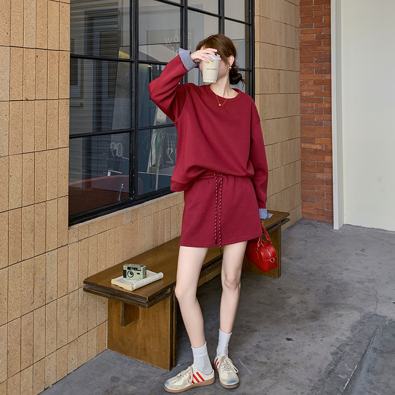 红色小个子穿搭甜美减龄显瘦卫衣休闲短裙两件套女2025年秋季新款,女装套装/套裙,2C007