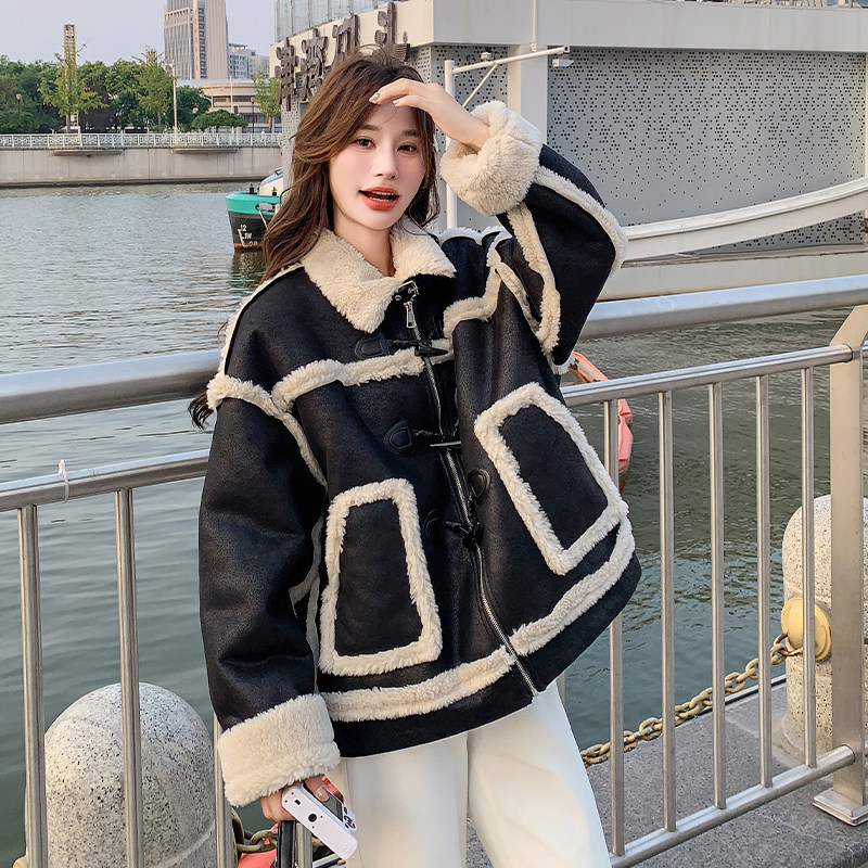 酷飒风黑色皮毛一体羊羔毛外套女2025冬季新款牛角扣麂皮绒机车服,女装棉衣/棉服,2C007