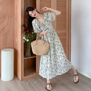 法式复古碎花连衣裙女2025夏季新款气质温柔风高腰显瘦V领茶歇裙图片