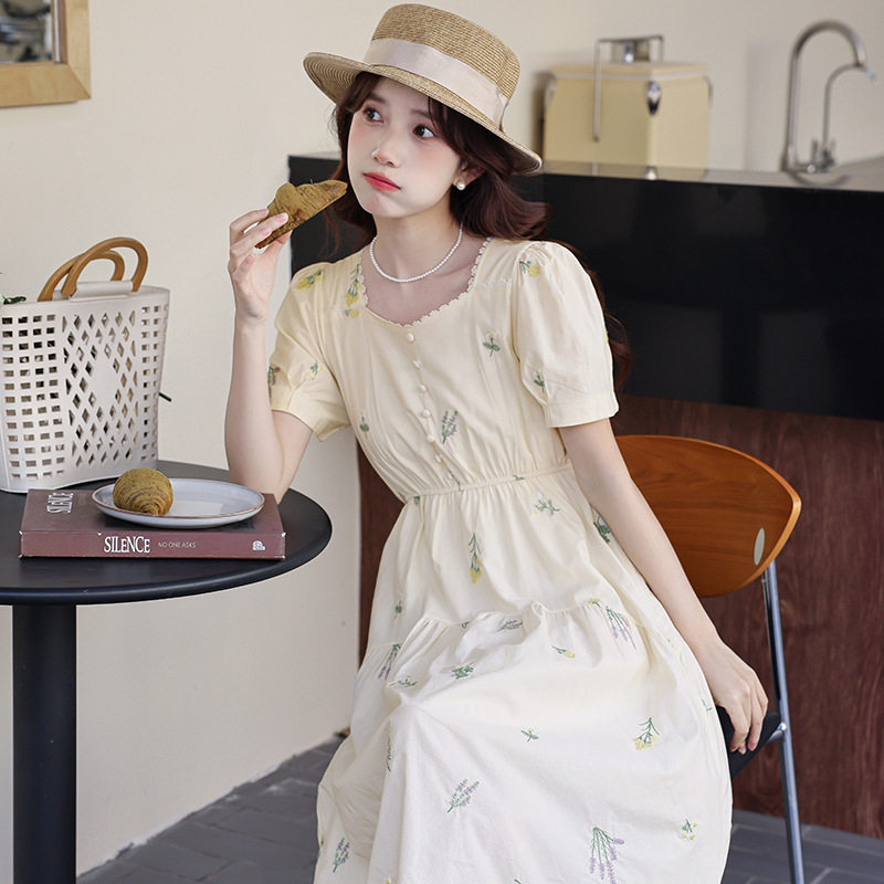 茵曼熙田园绣花连衣裙女2025年夏新款花边桃心领收腰泡泡袖a字裙