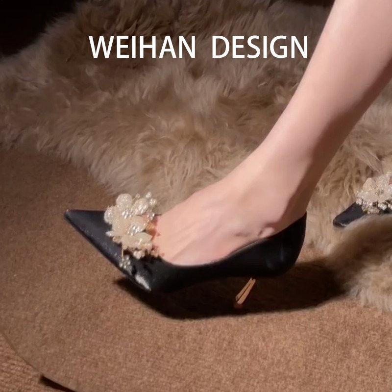 羊皮版！黑色丝绒尖头高跟鞋水钻花朵秀禾婚鞋配裙子宴会细跟单鞋