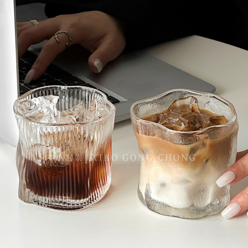 高级感不规则设计竖纹雨雾玻璃杯