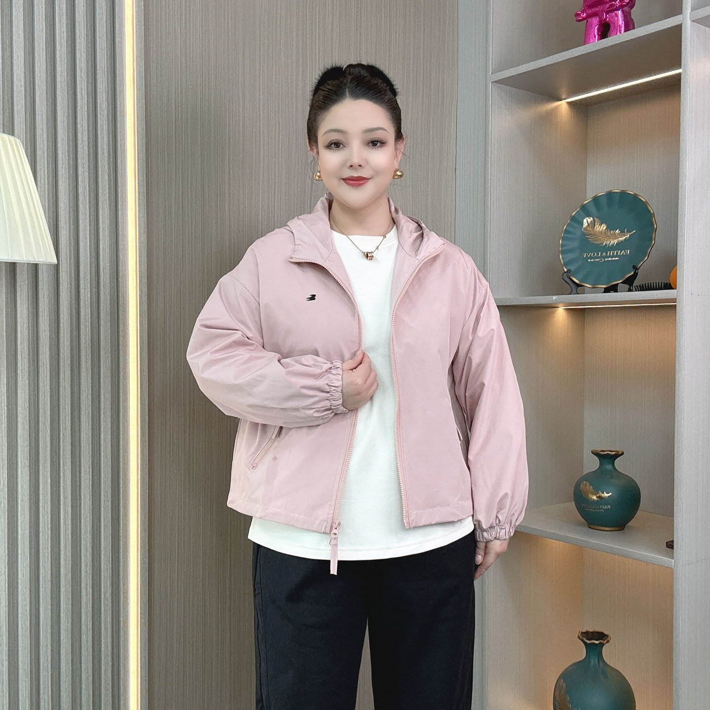 2026春新款大码冲锋衣短款夹克显瘦外套女士胖mm百搭连帽休闲上衣