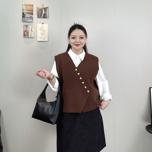 气质V领斜扣针织马甲背心女大码
