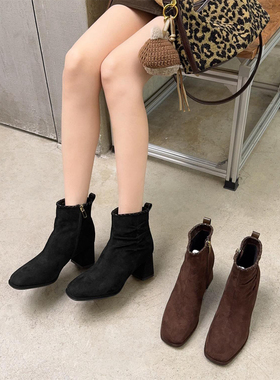 34码绒面褶皱搭裙子时尚洋气粗跟方头短靴百搭简约时装靴M65732A