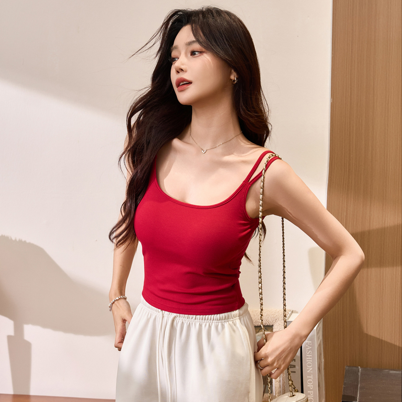一体式带胸垫吊带背心女夏2025新款高弹棉遮副乳U领抹胸无袖上衣