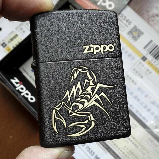 美国原装正品ZIPPO煤油 黑裂漆 打火机 蝎子 图案