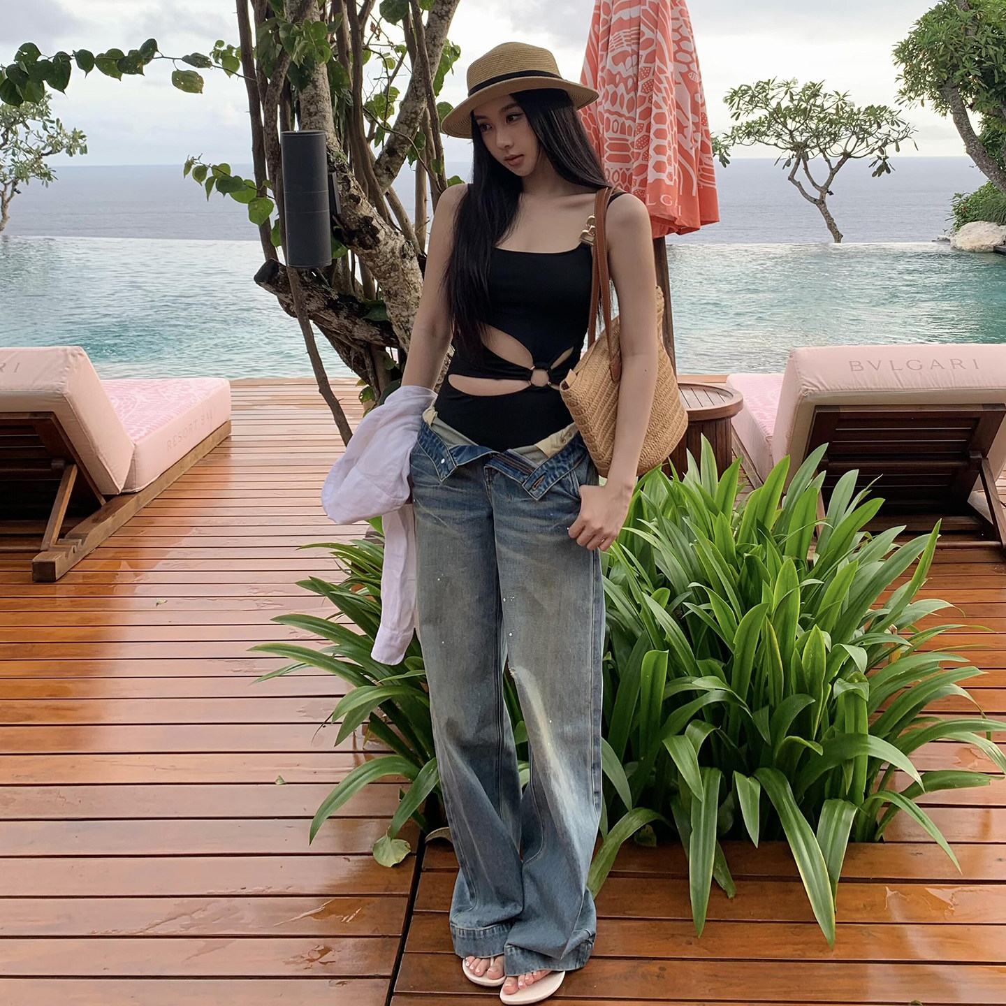 新款泳装黑色辣妹风镂空三角连体高级感度假风温泉网红性感泳衣女