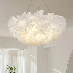 北欧奶油风简约浪漫温馨卧室灯2023客厅民宿服装 店创意花型吊灯